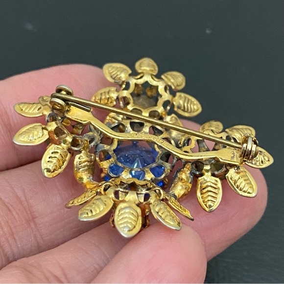 Vintage Austrian Crystal Ornate Gold Tone Filigree Blue Crystal Brooch 6.5g - Picture 5 of 15